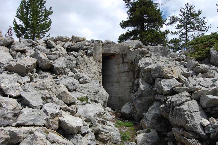 L'ingresso dell'osservatorio ubicato sulle pendici dell'ìInfernet da cui il tenente Miguet diresse il tiro dei mortai da 28o