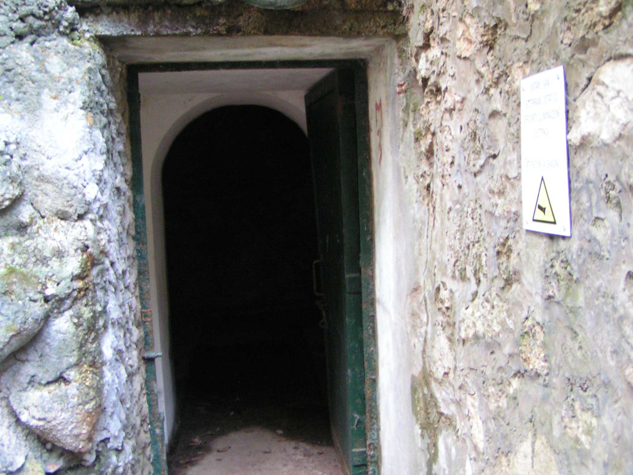 entrata in caverna con doppia porta stagna