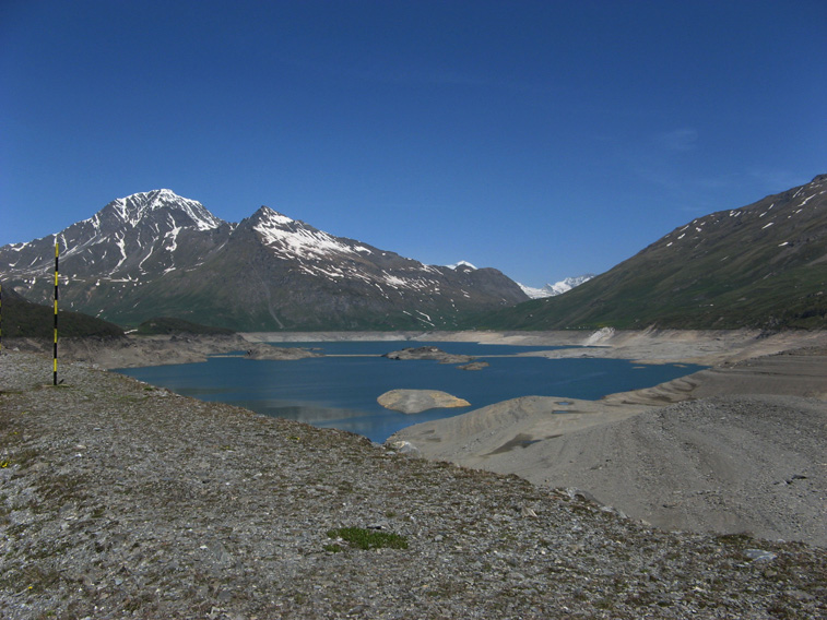 Lago del Moncenisio mese di giugno-Il livello basso delle acque permette di vedere le tre dighe e il malloppo del Centro 18