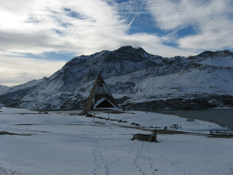Moncenisio-Chiesetta piramidale sotto la neve