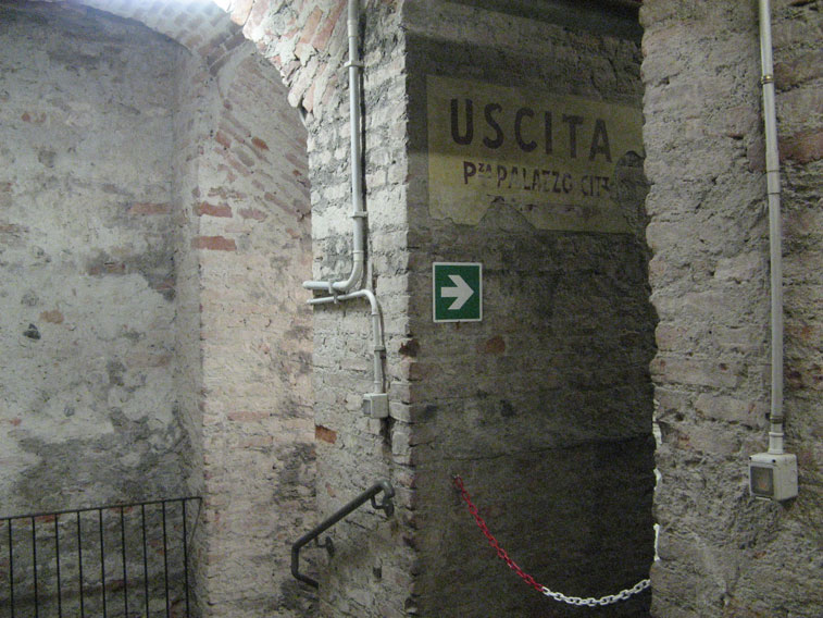 Verso il rifugio,la scritta sul muro è originale dell'epoca