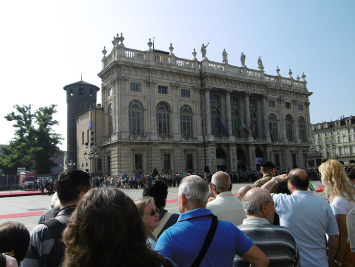 2 giugno 2015 Torino-Un momento della cerimonia del 2 giugno in Piazza Casello.Sullo sfondo Palazzo Madama