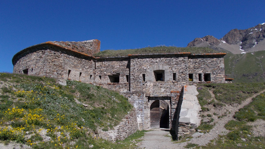 L'ingresso del Forte Roncia,quì terminava la strada