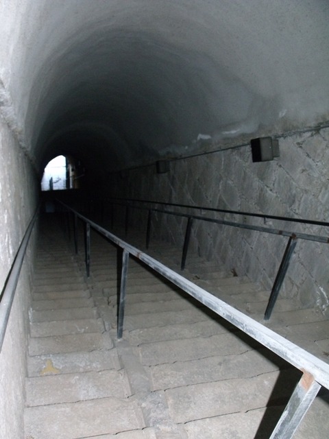 La scalinata di accesso al forte medio.