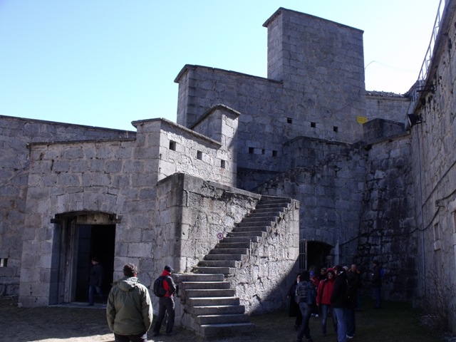 A sinistra della rampa di scale la sede della controporta dell'accesso a valle, a destra l'arrivo della scalinata coperta.