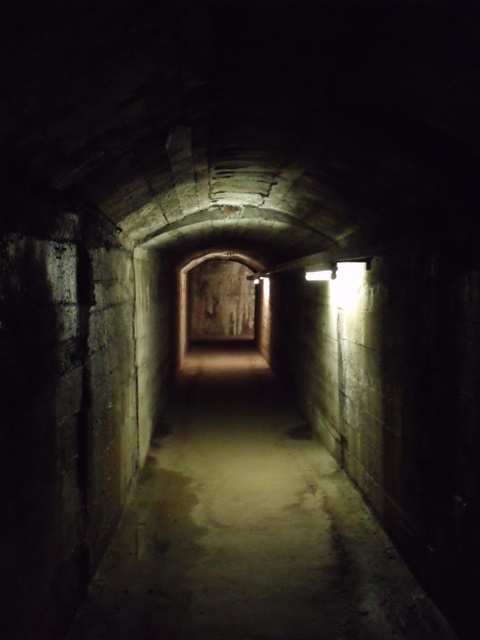 La galleria per raggiungere la scalinata di collegamento con il forte alto.