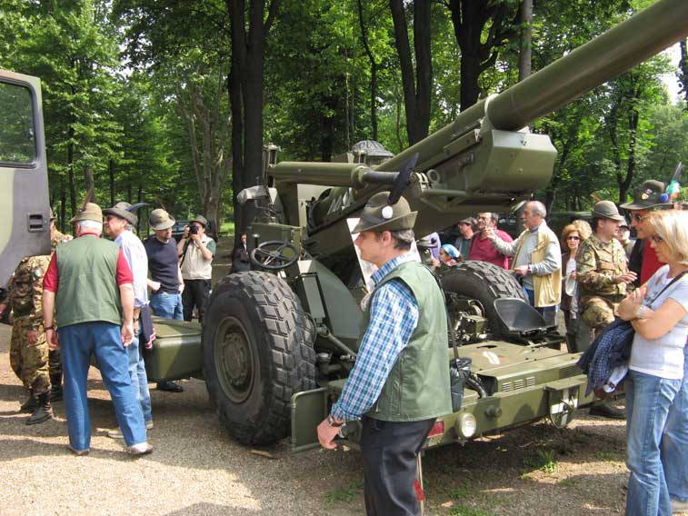 Osservando un obice tipo FH 70 all'interno della Cittadella militare