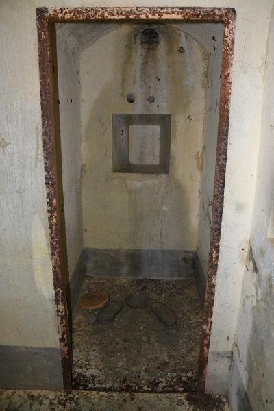 La latrina con il coperchio in legno